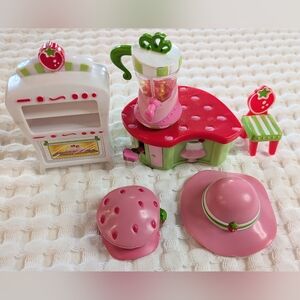 Strawberry Shortcake Mini Berry Cafe Pieces & Hats 2008 Replacement Toy Lot